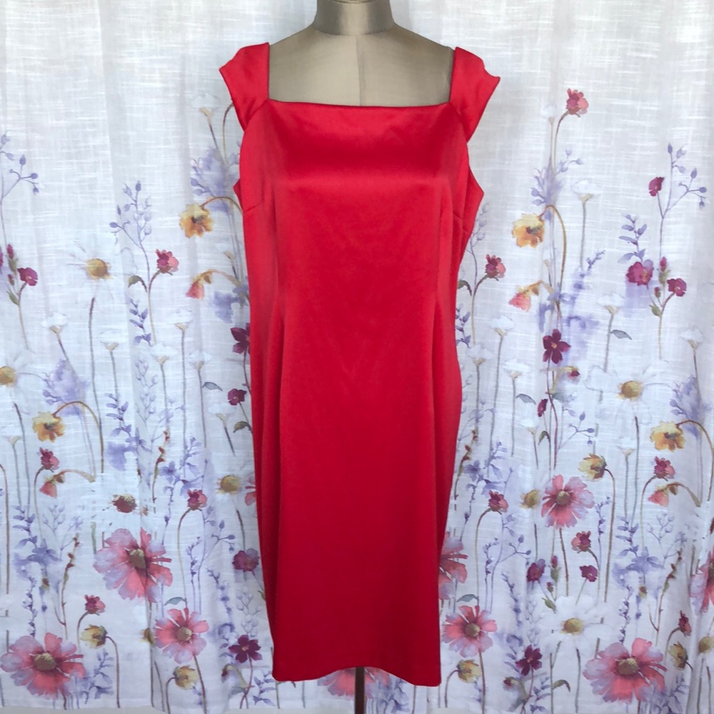 Metro Style Sleeveless MIDI Dress